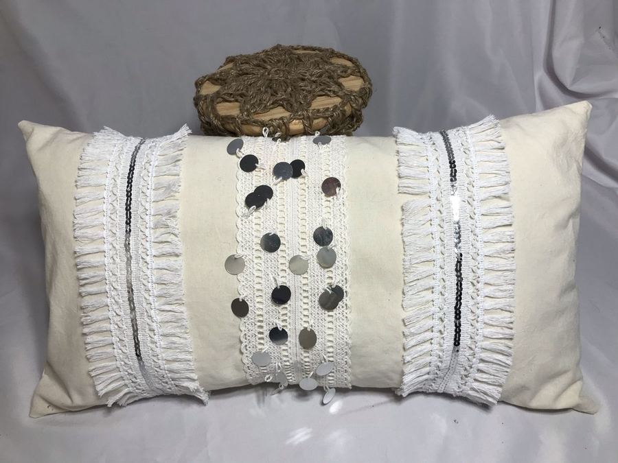 ALMOHADA CON FUNDA DECORADA